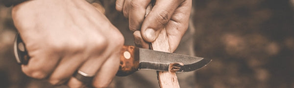 Finska handgjorda knivar i kålstål med handtag av masurbjörk