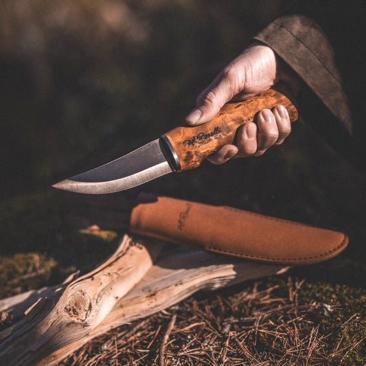 Finsk handgjort jaktkniv från Roselli med UHC knivblad av kolstål och handtag av masurbjörk.