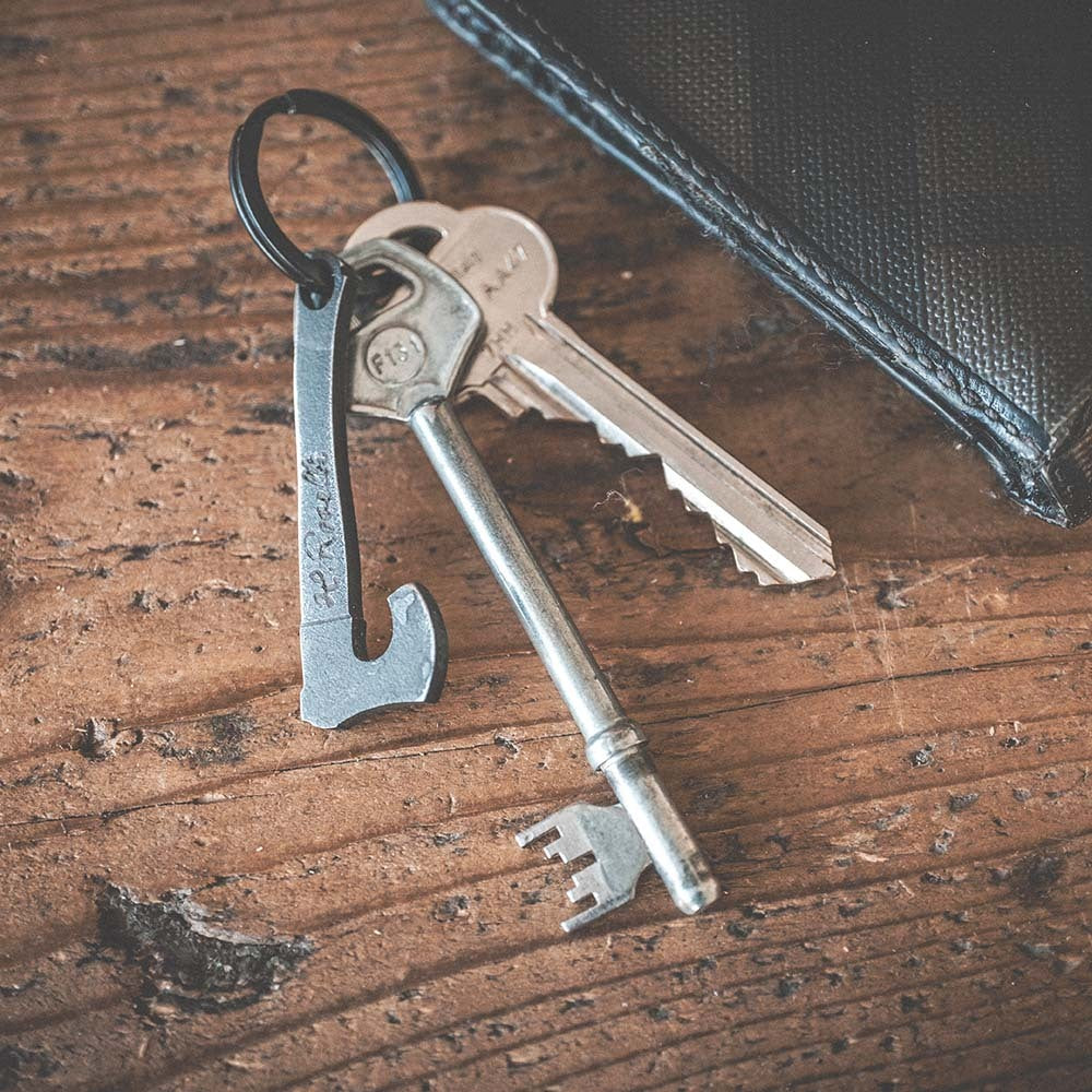 Rosellis nyckelring av kolstål designad att likna vår yxa