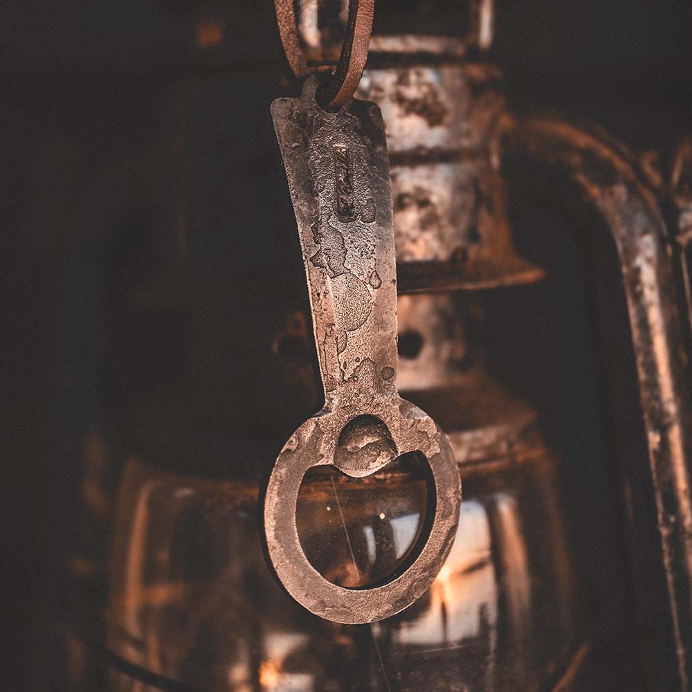 Rosellis handgjorda kapsylöppnare av kolstål.