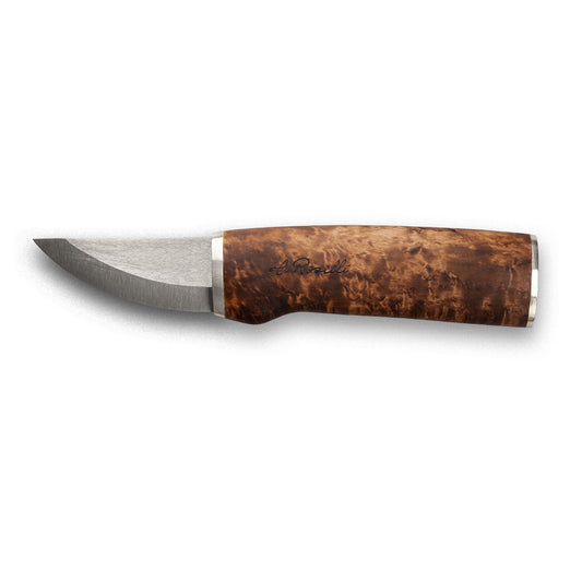 Rosellis finska handgjorda jaktkniv av UHC stål och handtag av masurbjörk smyckat med exklusiva silverbeslag. Levereras med ett handgjort fodral av naturgarvat finskt läder.