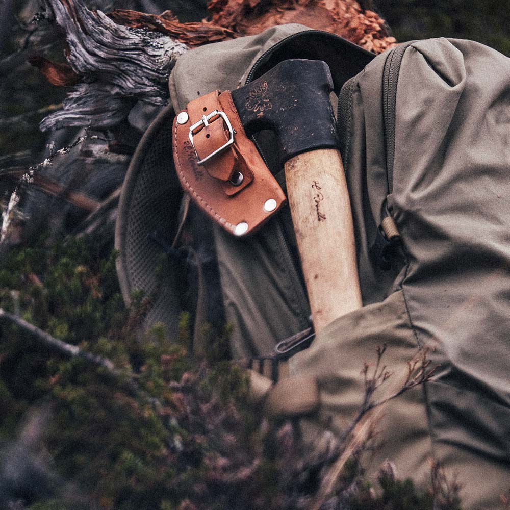 Rosellis finska handgjorda friluftsyxa / klyvyxa av kolstål och ett handtag av björk. Levereras med ett handgjort fodral av finskt naturgarvat läder. 