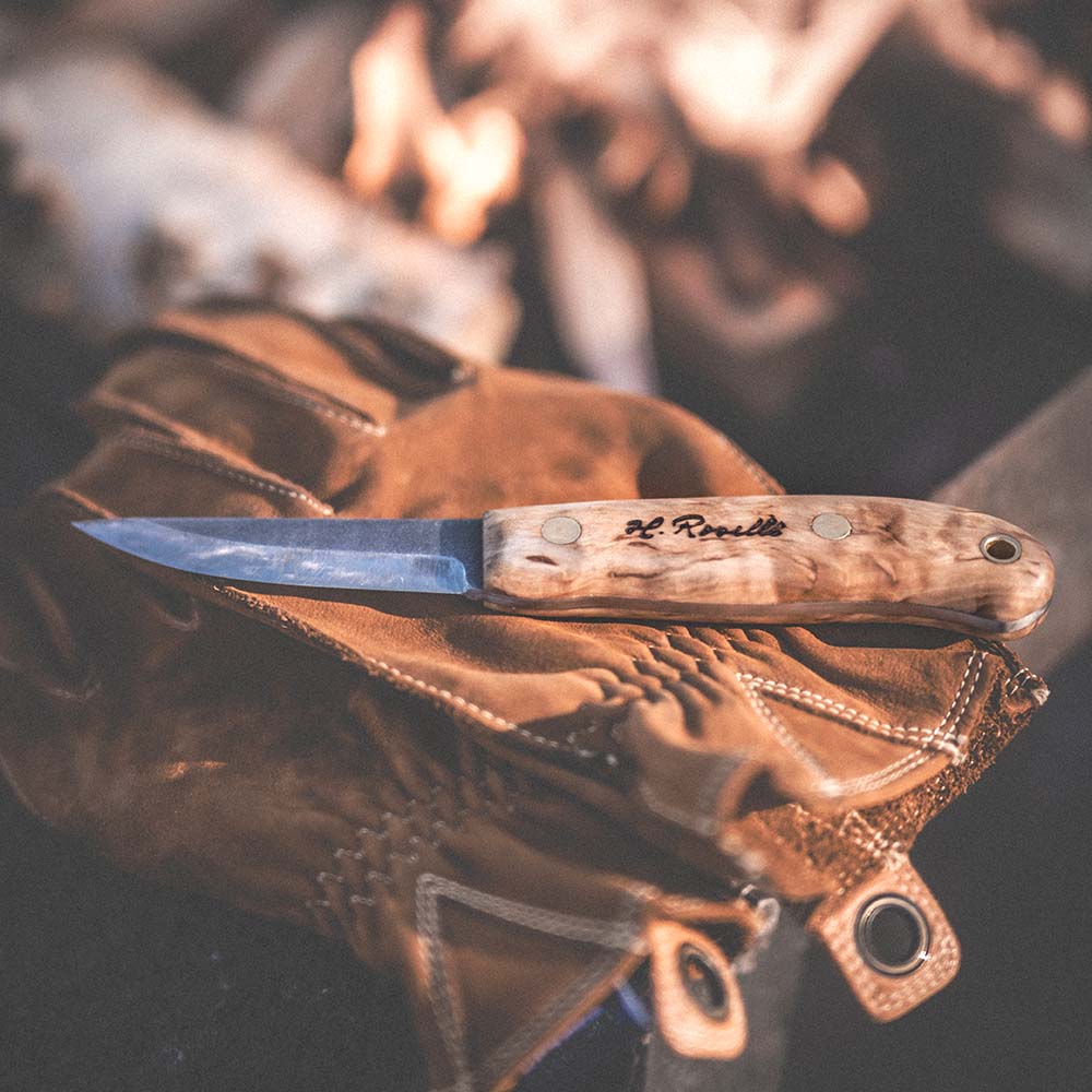 Rosellis handgjorda finska fullltångekniv med ett knivblad av kolstål och handtag av stabiliserad masurbjörk. Kommer med ett handgjort knivfodral av ljust naturgarvat finskt läder.