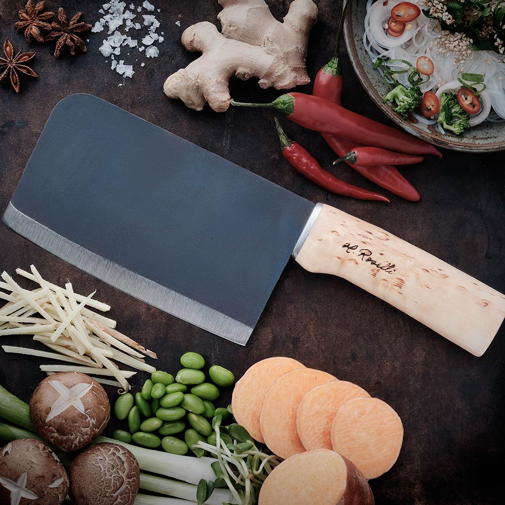 Rosellis finska handgjorda kökskniv i modellen "Chinese Chef knife" gjord på kolstål och handtag av masurbjörk. 