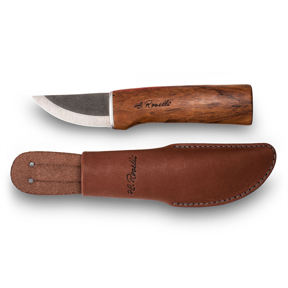 Rosellis finska handgjorda jaktkniv i UHC stål med ett handtag av masurbjörk. 