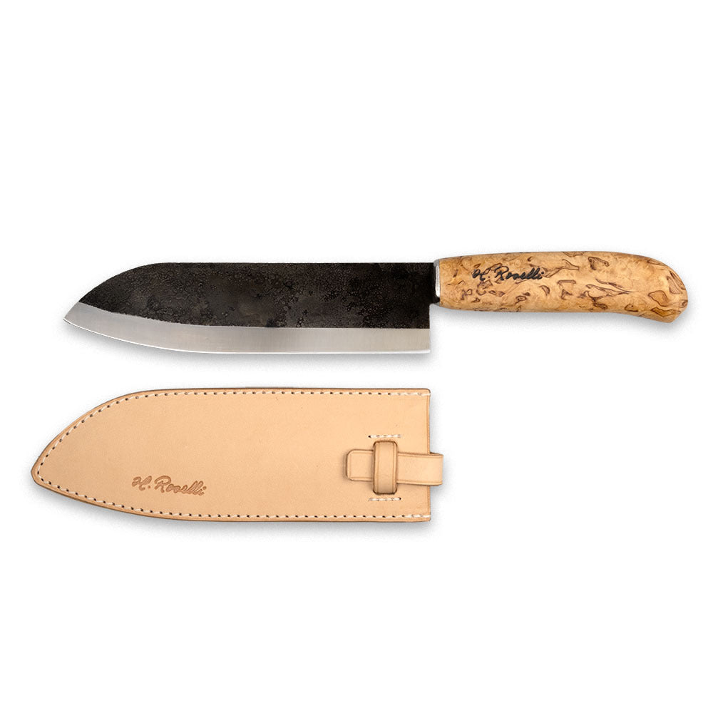 Rosellis finska handgjorda japanska kökskniv av kolstål. Levereras nu med ett handgjord läderfodral.