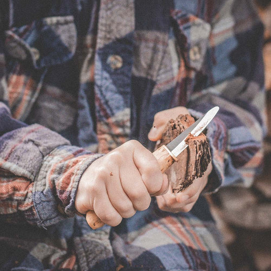 Finsk handgjord kniv av Roselli gjort av kolstål i för nybörjare, scouter och unga friluftsentusiaster