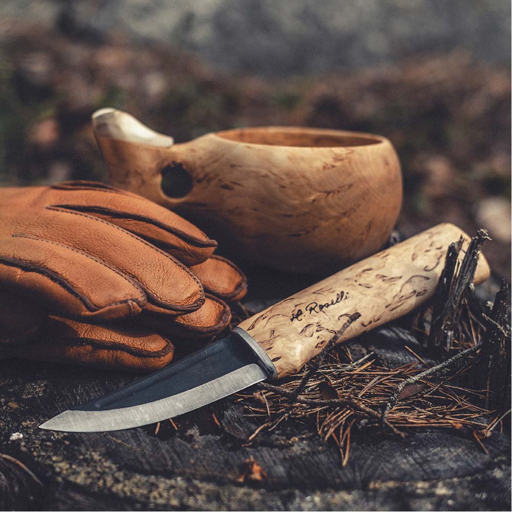 Utomhus bild på vår Finska handgjorda jaktkniv från Roselli med kolstål och handtag gjort på masurbjörk