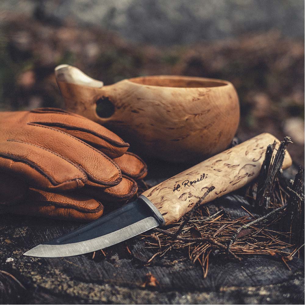 Finsk handgjord jaktkniv från Roselli med kolstål och handtag gjort på masurbjörk som kommer med ett ljust naturgarvat läderfodral