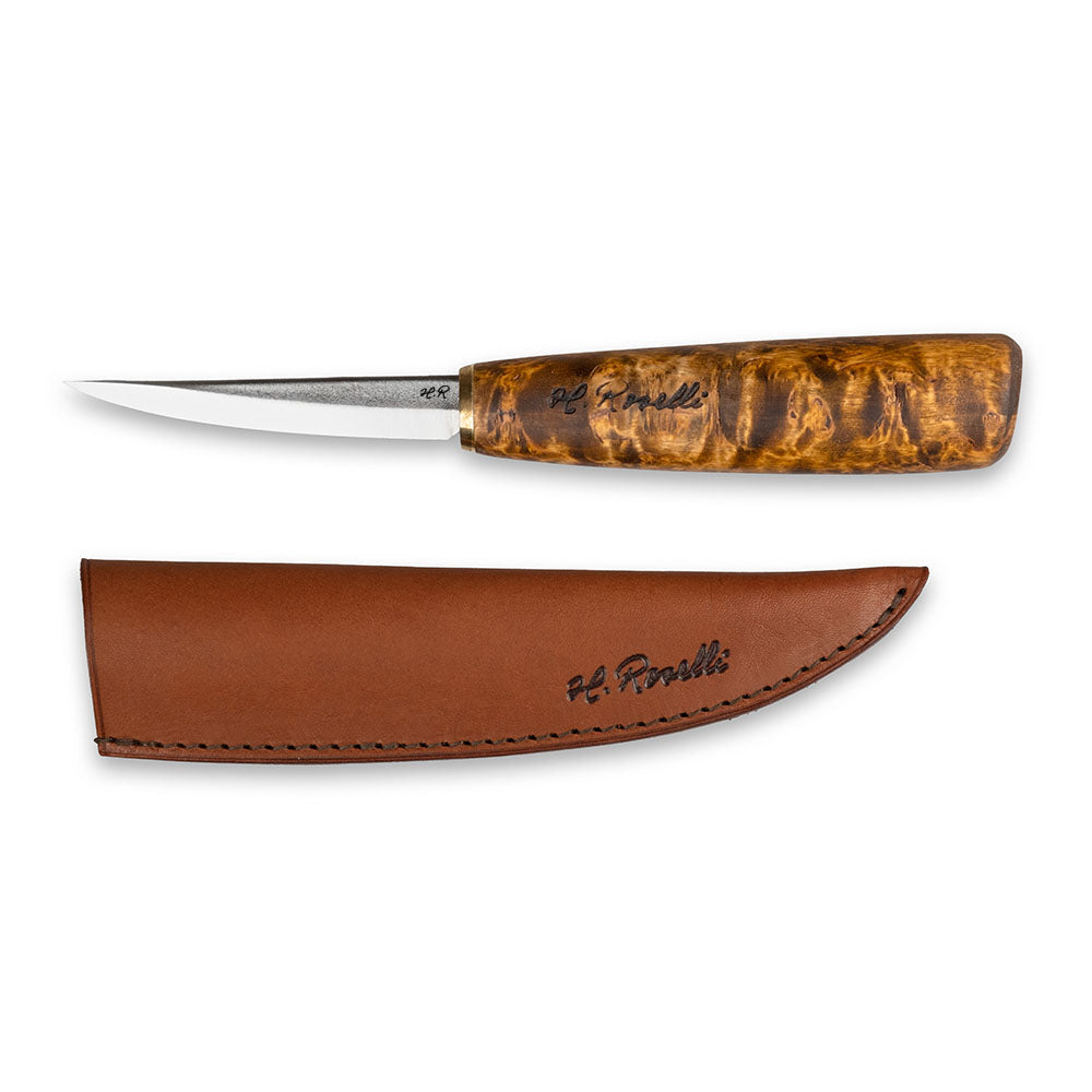Rosellis finska handgjorda slöjdkniv med handtag av betsad masurbjörk. Blad av kolstål med en Scandi Grind Zero design. Levereras med ett handgjord läderfordral.