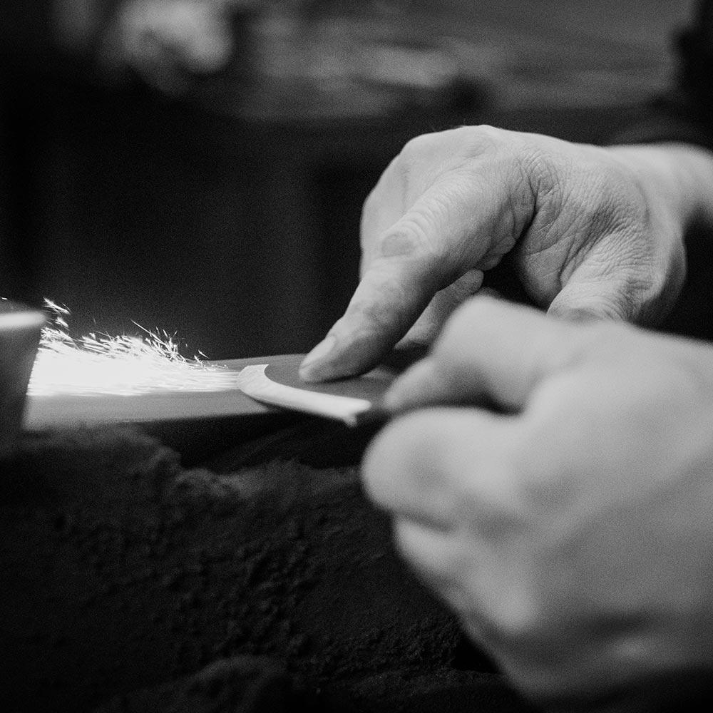 Roselli erbjuder fri slipningsservice på alla våra knivar och yxor