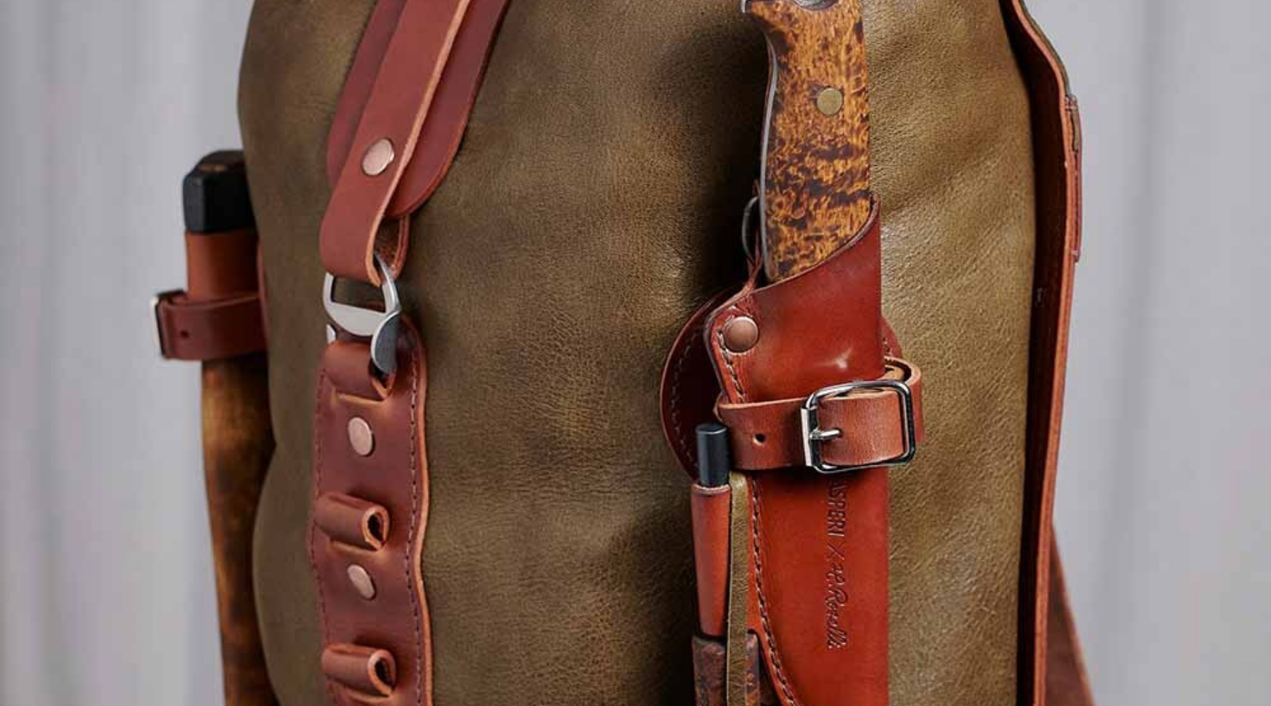 Kasperi x Roselli nygammalt Exklusivt samarbete med ryggsäck tillhörande finsk handgjord puukko kniv och handgjord yxa 