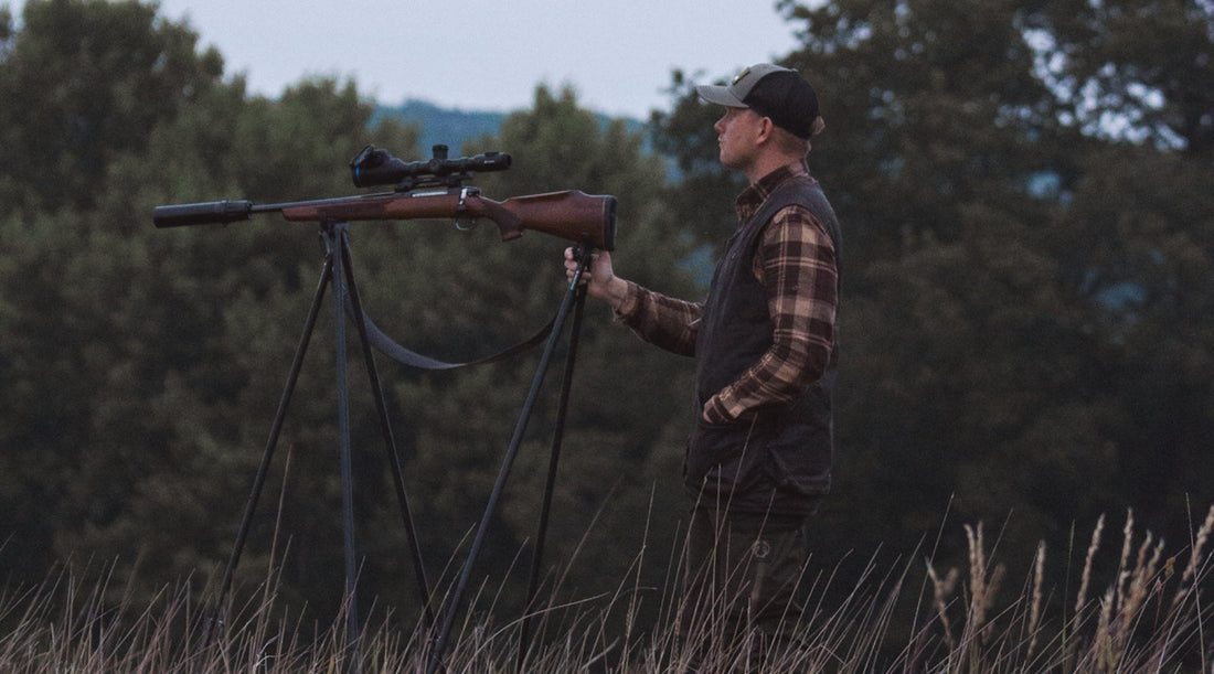 Handgjord finsk jaktkniv från Roselli i modellen "Hunting knife carbon steel" med handtag av masurbjörk