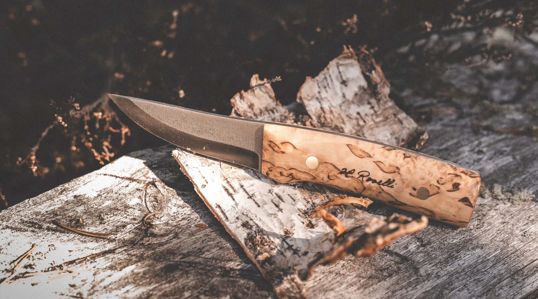 Rosellis handgjorda finska jaktkniv i modellen "hunting knife fulltånge" med handtag av ljus masurbjörk