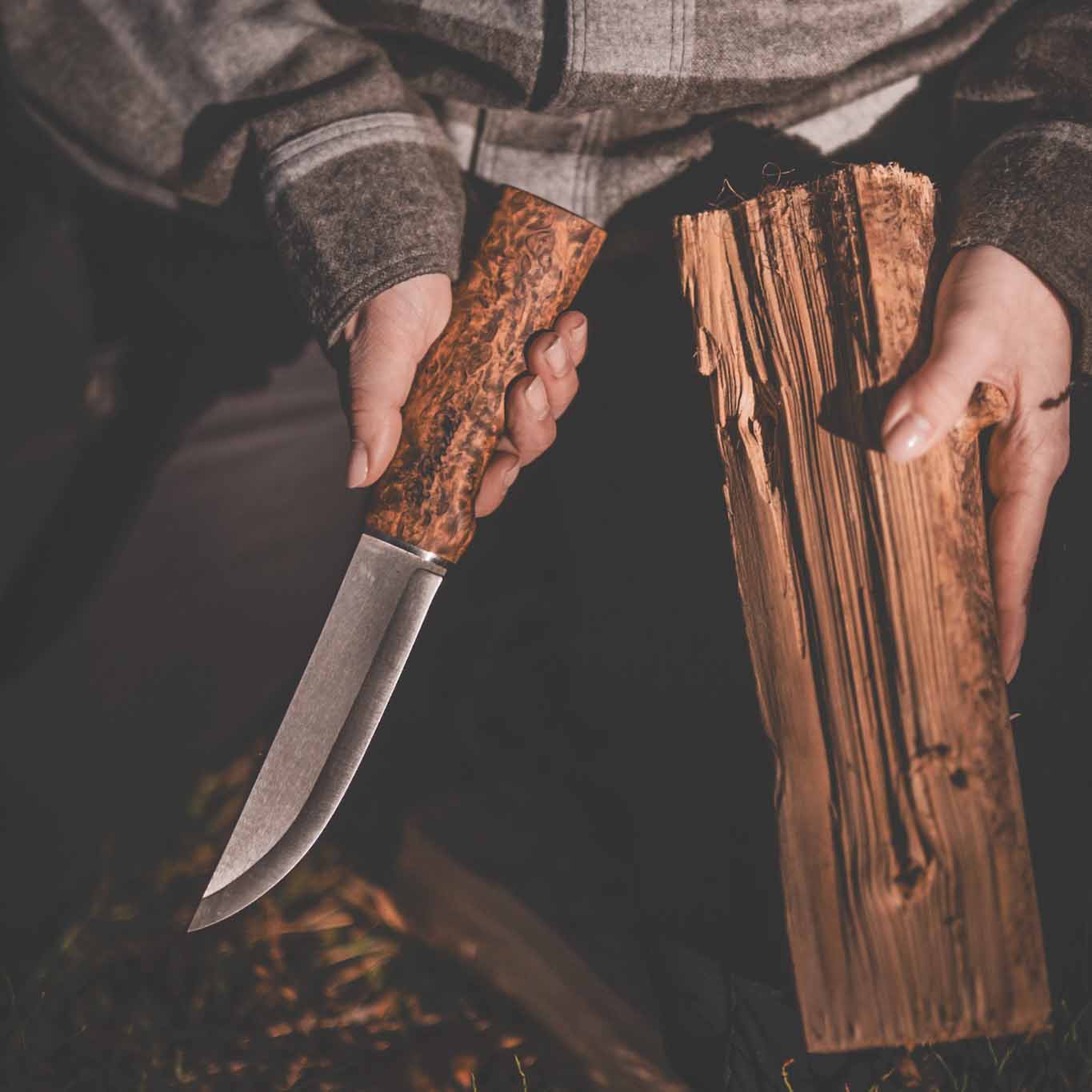 Rosellis finska handgjorda jaktkniv med långt blad av kolstål. Perfekt för jägare som söker en jaktkniv med ett längre blad. 