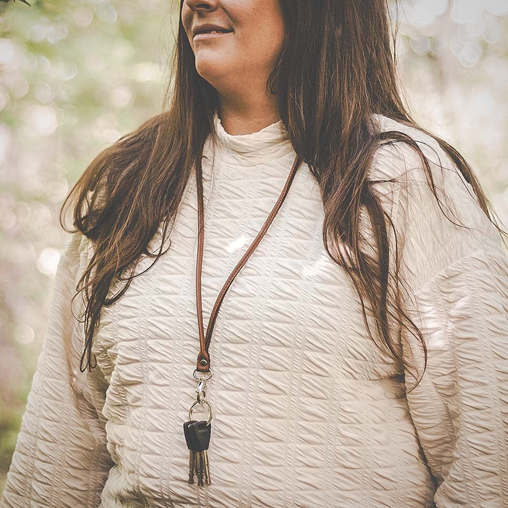 Tillverkad av finskt älgskinn är denna läderrem skapad för att följa dig överallt – från djupa skogsstigar till vardagens stadsliv. Mjuk men otroligt stark, den ligger bekvämt mot kroppen och håller dina viktigaste föremål nära till hands.