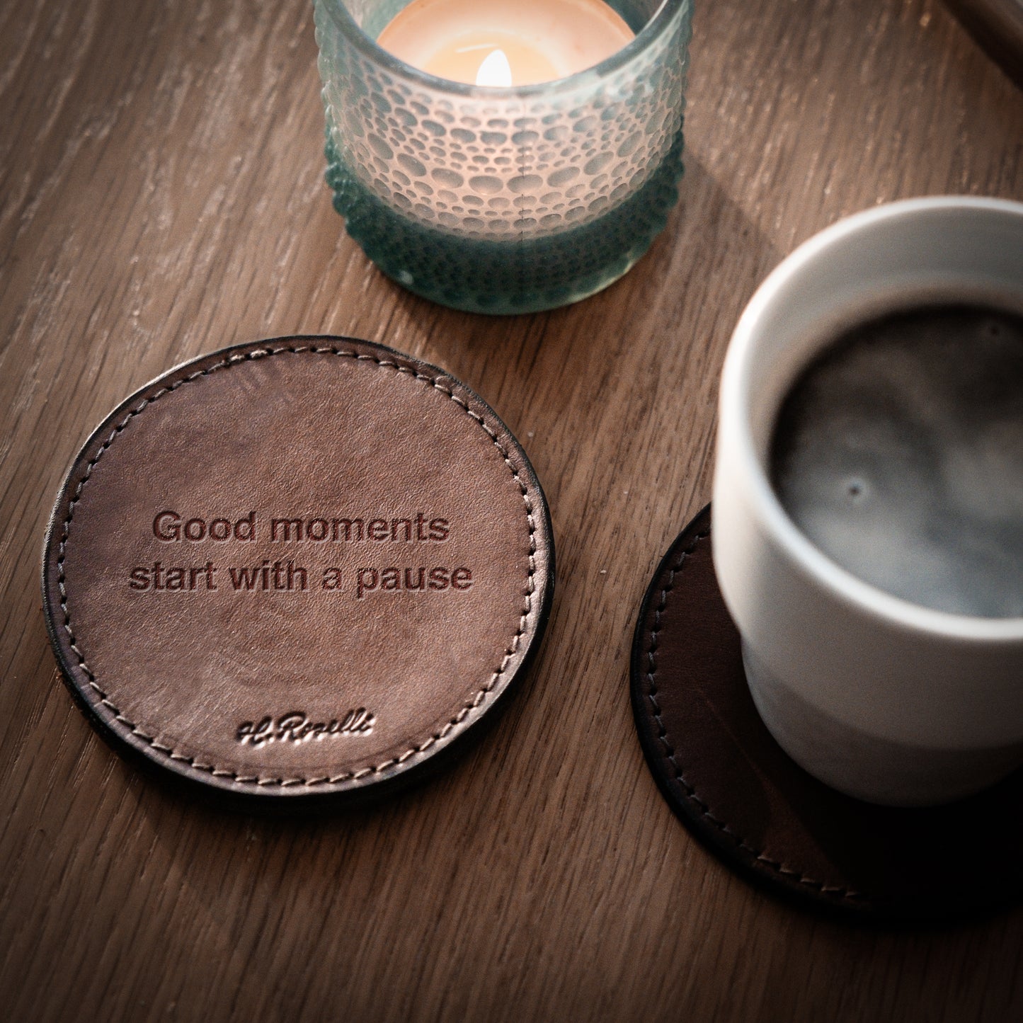 Fyra stycken handgjorda glasunderlägg av Finskt naturgarvat läder. Gratis gravering inkluderat.  