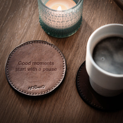 Fyra stycken handgjorda glasunderlägg av Finskt naturgarvat läder. Gratis gravering inkluderat.  