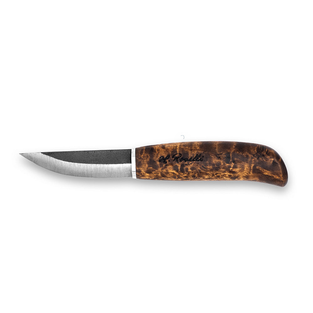 En handgjord finsk kniv i begränsad upplaga, tillverkad av premium kolstål med ett mörkbetsat skaft av masurbjörk. Levereras med en handgjord slida i finskt, vegetabiliskt garvat läder.