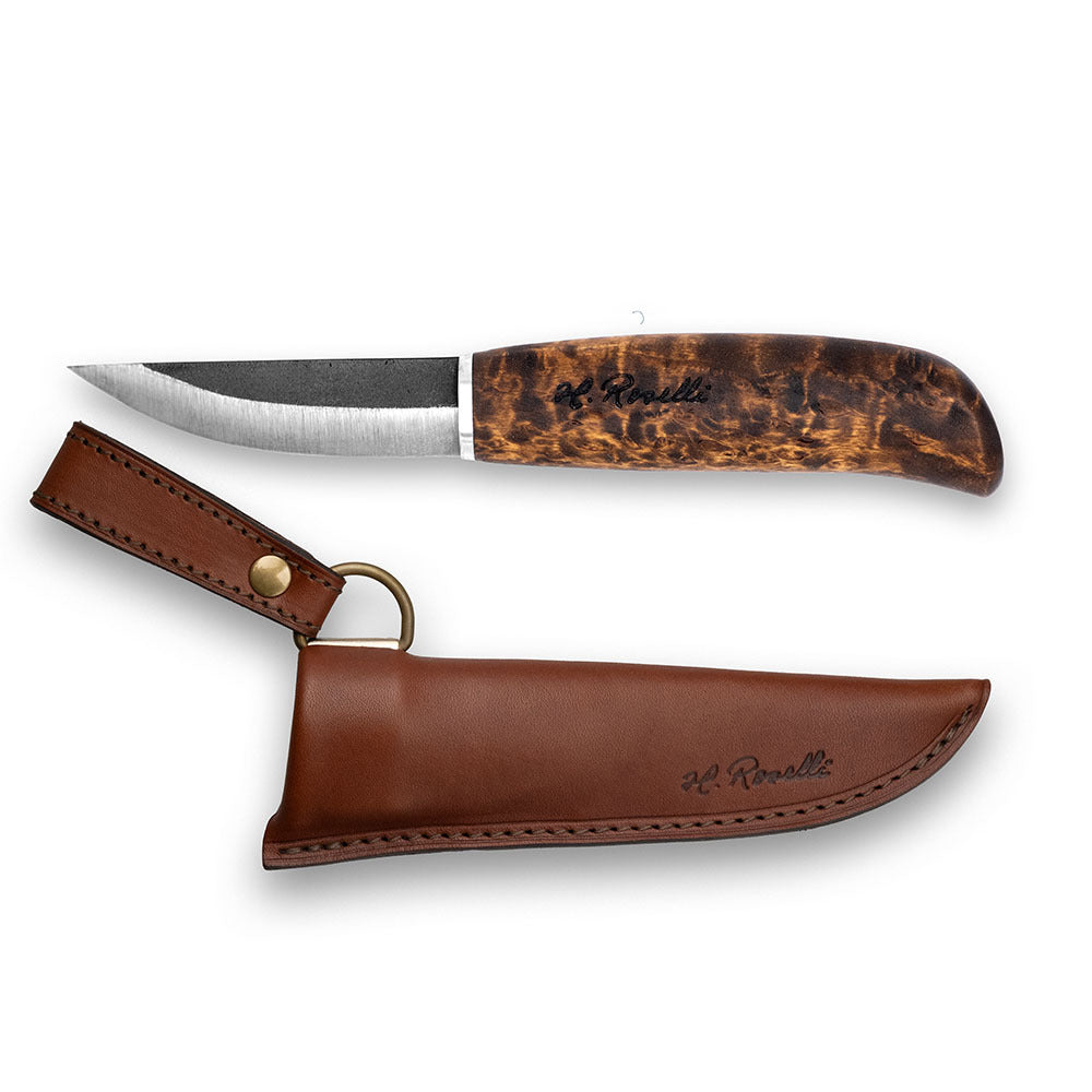 En handgjord finsk kniv i begränsad upplaga, tillverkad av premium kolstål med ett mörkbetsat skaft av masurbjörk. Levereras med en handgjord slida i finskt, vegetabiliskt garvat läder.