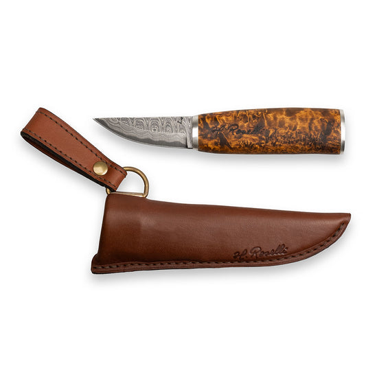 Rosellis finska handgjorda friluftskniv "Grandmother knife"  av Damaskusstål och handtag av masurbjörk. 