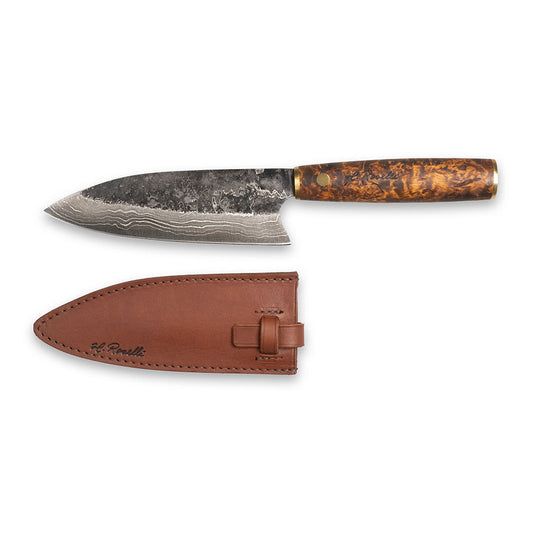Handgjord kökskniv i damaskusstål, tillverkad i Rosellis fabrik i Finland. Damaskusstålet består av 37 lager stål. Kniven har ett skaft av betsad masurbjörk och levereras med ett handgjort läderfodral.