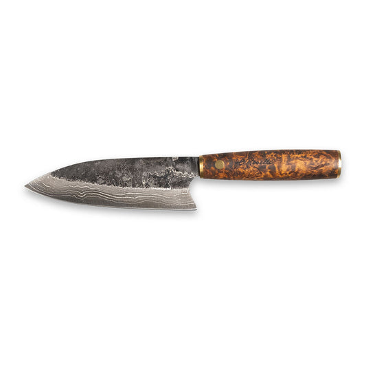 Handgjord kökskniv i damaskusstål, tillverkad i Rosellis fabrik i Finland. Damaskusstålet består av 37 lager stål. Kniven har ett skaft av betsad masurbjörk och levereras med ett handgjort läderfodral.