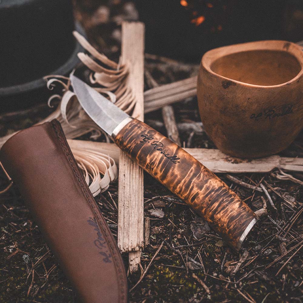 Rosellis finska handgjorda jakt och friluftskniv av UHC stål och handtag av mausrbjörk smyckat med exklusiva silverbeslag. Levereras med ett handgjort fodral av finskt naturgarvat läder.