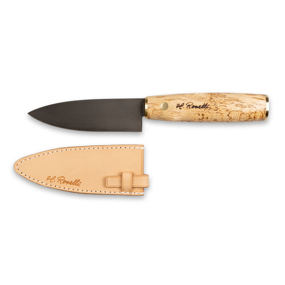 Roselli's finska handgjorda japanska kökskniv i modell "Allround-kniv". Med blad av kolstål och handtag av masurbjörk. Levereras med ett handgjort fodral av finskt naturgarvat läder.