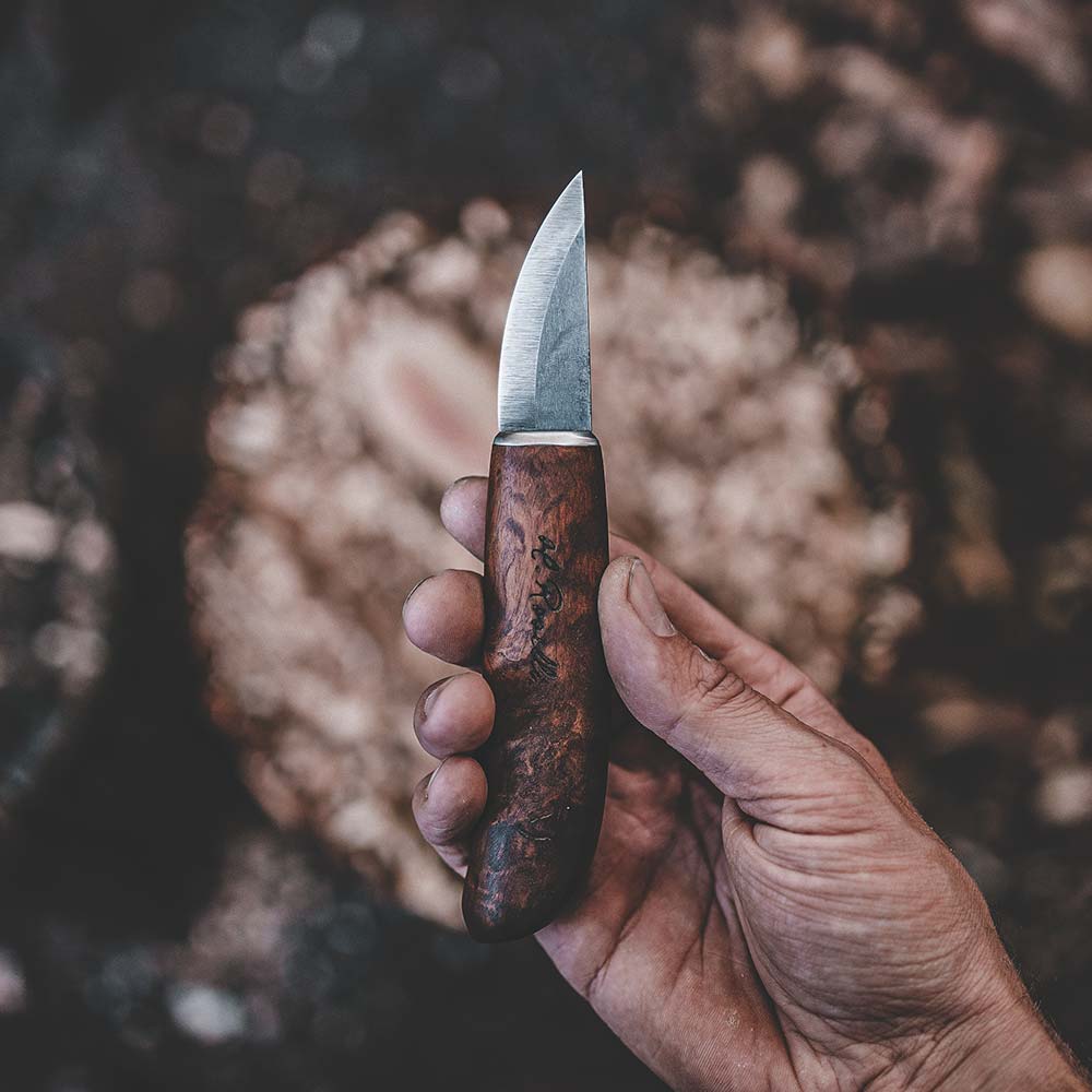 Rosellis finska handgjorda jakt och friluftskniv av UHC-stål och handtag av masurbjörk. Modellnamn "Bear Claw knife"