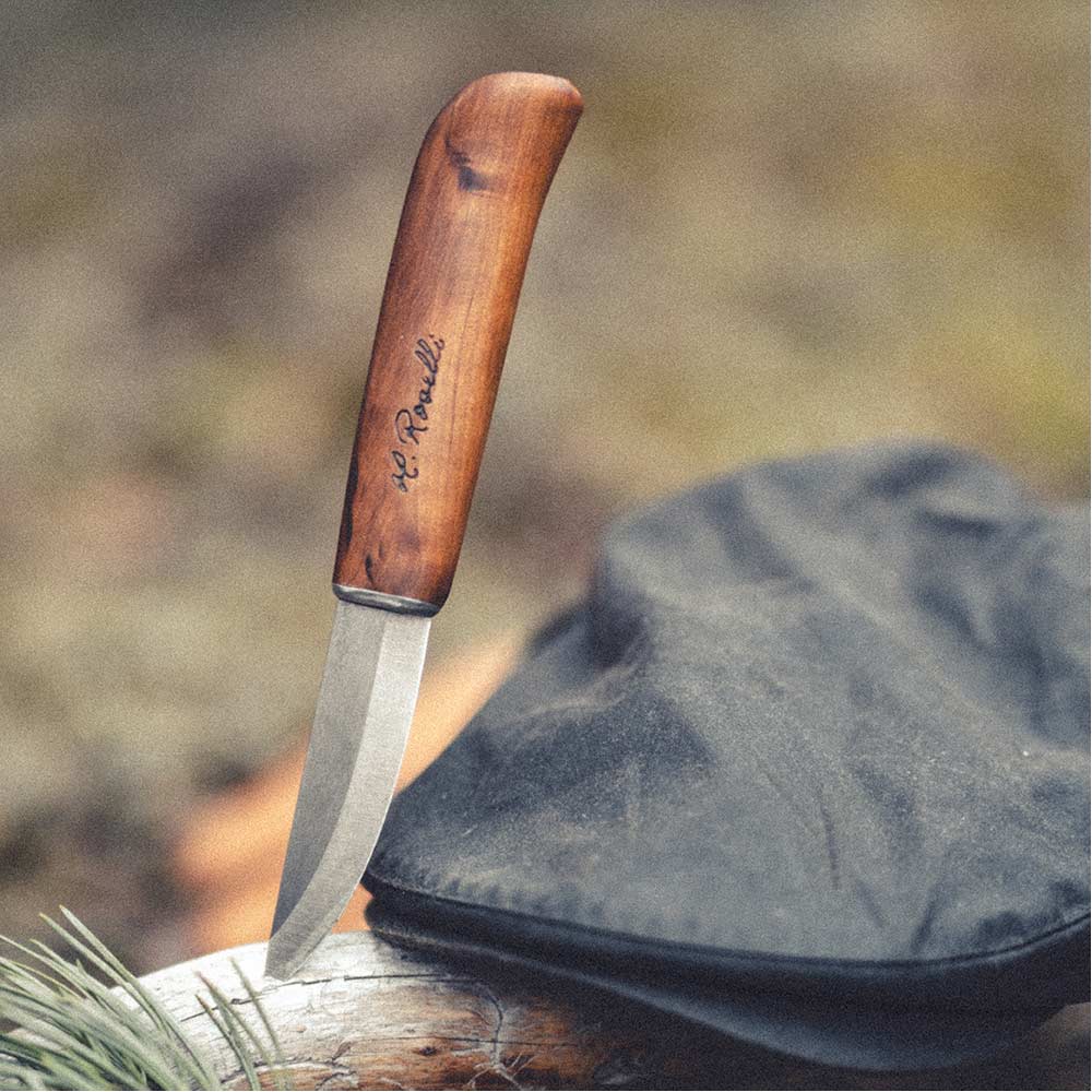 Rosellis handgjorda finska jakt och friluftskniv av kolstål och handtag av masurbjörk. Levereras med ett handgjort läderfodral av finskt läder. 