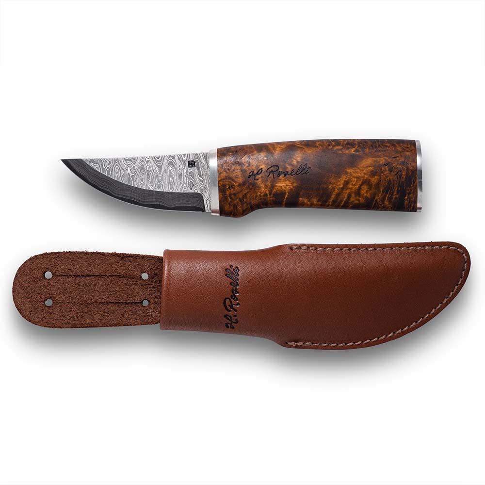 Rosellis handgjorda finska jaktkniv "Grandfather knife" av Damaskusstål och handtag av masurbjörk. Kniven är smyckad med exklusivt silverbeslag och levereras med ett handgjort fodral av finskt läder. 