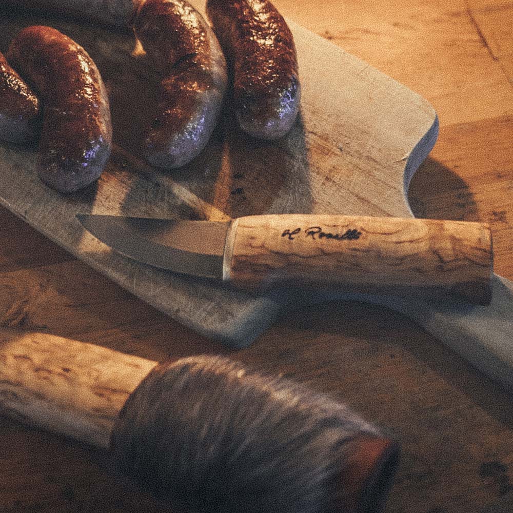 Finsk handgjord jakt och friluftskniv från Roselli i modellen "Grandfather knife" kommer med ett exklusivt handgjort läderfodral med renskinnsdetaljer