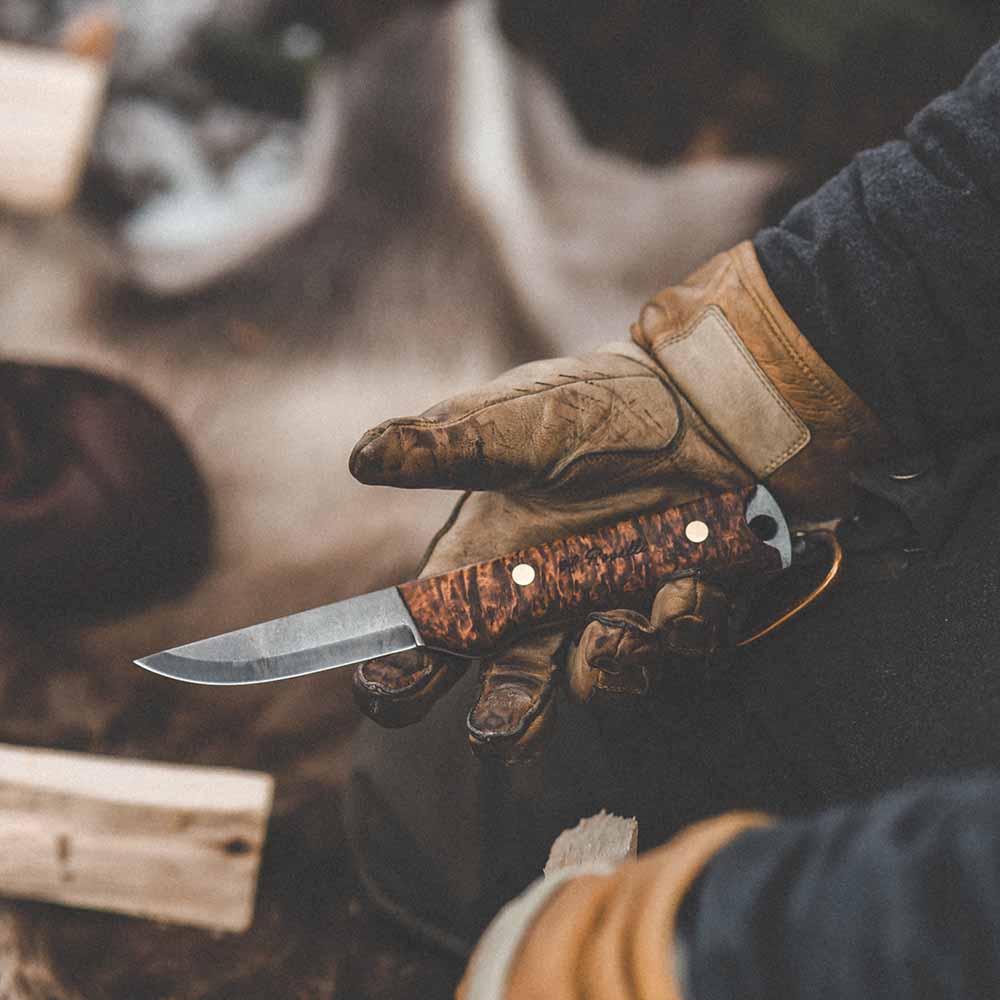 Rosellis handgjorda kniv "Heimo 4 bushcraft edition fulltånge" gjord på kolstål. 
