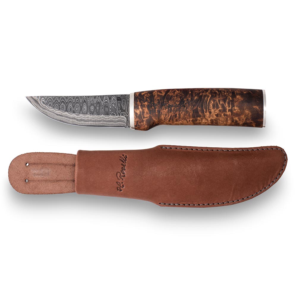 Rosellis handgjorda finska jaktkniv av damaskusstål. Smyckad med exklusiva silverbeslag och levereras med ett handgjort knivfodral av finskt läder. 