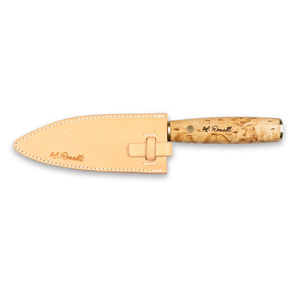 Roselli's finska handgjorda japanska kökskniv i modell "Santoku-kniv". Med blad av kolstål och handtag av masurbjörk. Levereras med ett handgjort fodral av finskt naturgarvat läder. 