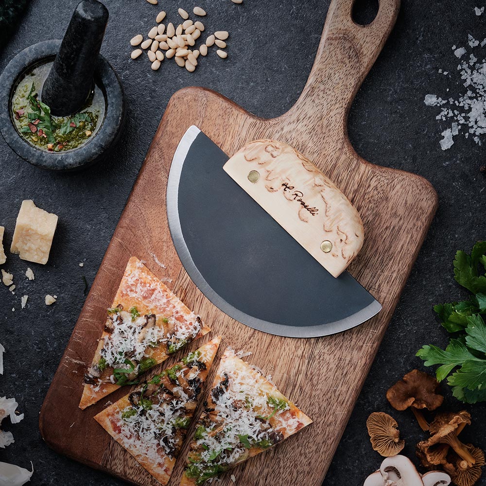 Rosellis finska klassiska kökskniv av kolstål. Perfekt för att hacka kryddor i köket. 