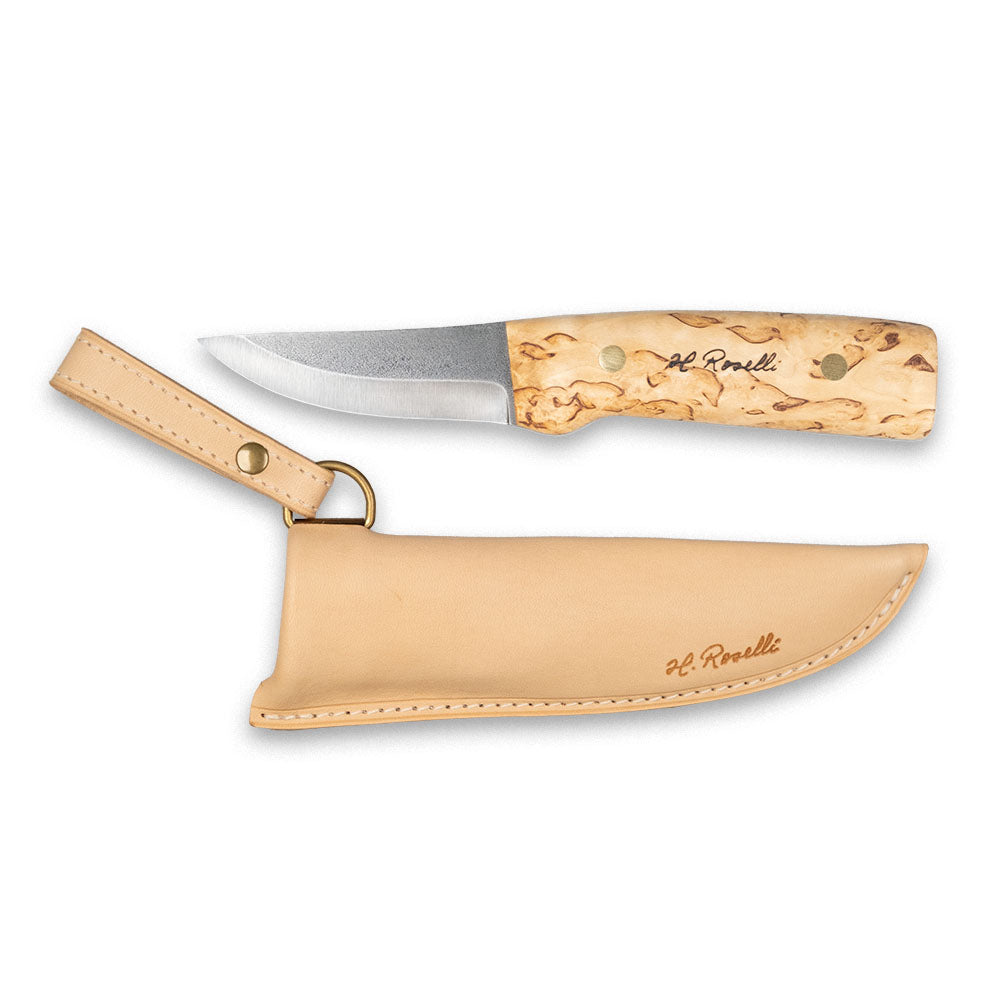 Rosellis handgjorda finska kniv i modellen "Hunting knife fulltånge" med handtag gjord av ljus masurbjörk ute i skogen