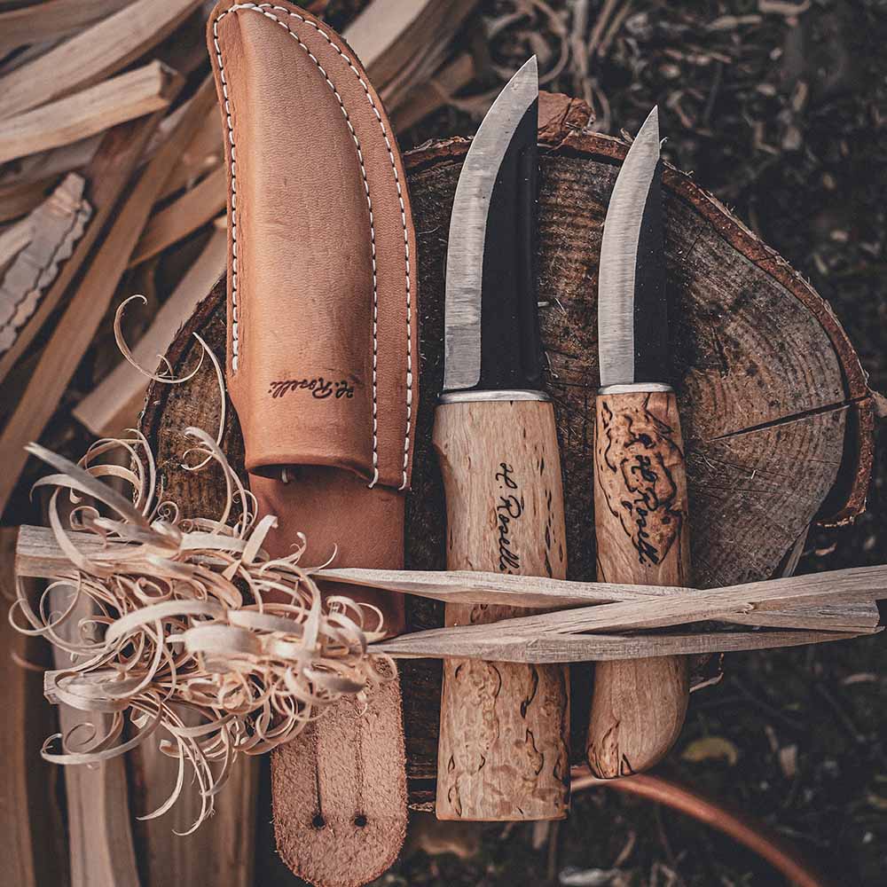 Finska handgjorda jakt och friluftsknivar från Roselli i ett ljust kombo fodral som kommer i modellerna "hunting knife" och "Carpenter knife"