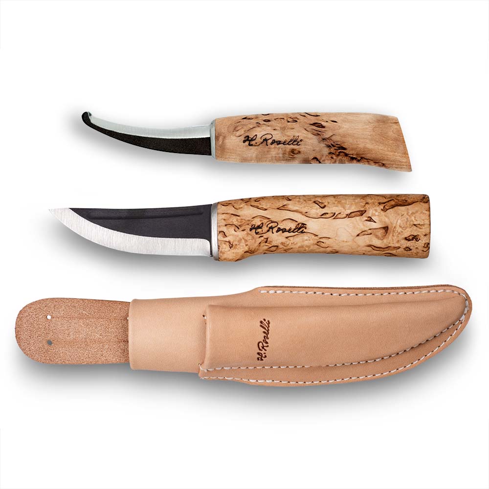 Rosellis finska handgjorda jaktknivar i ett kombofodral som inkluderar en buköppnare. Knivblad av kolstål och handtag av masurbjörk. 