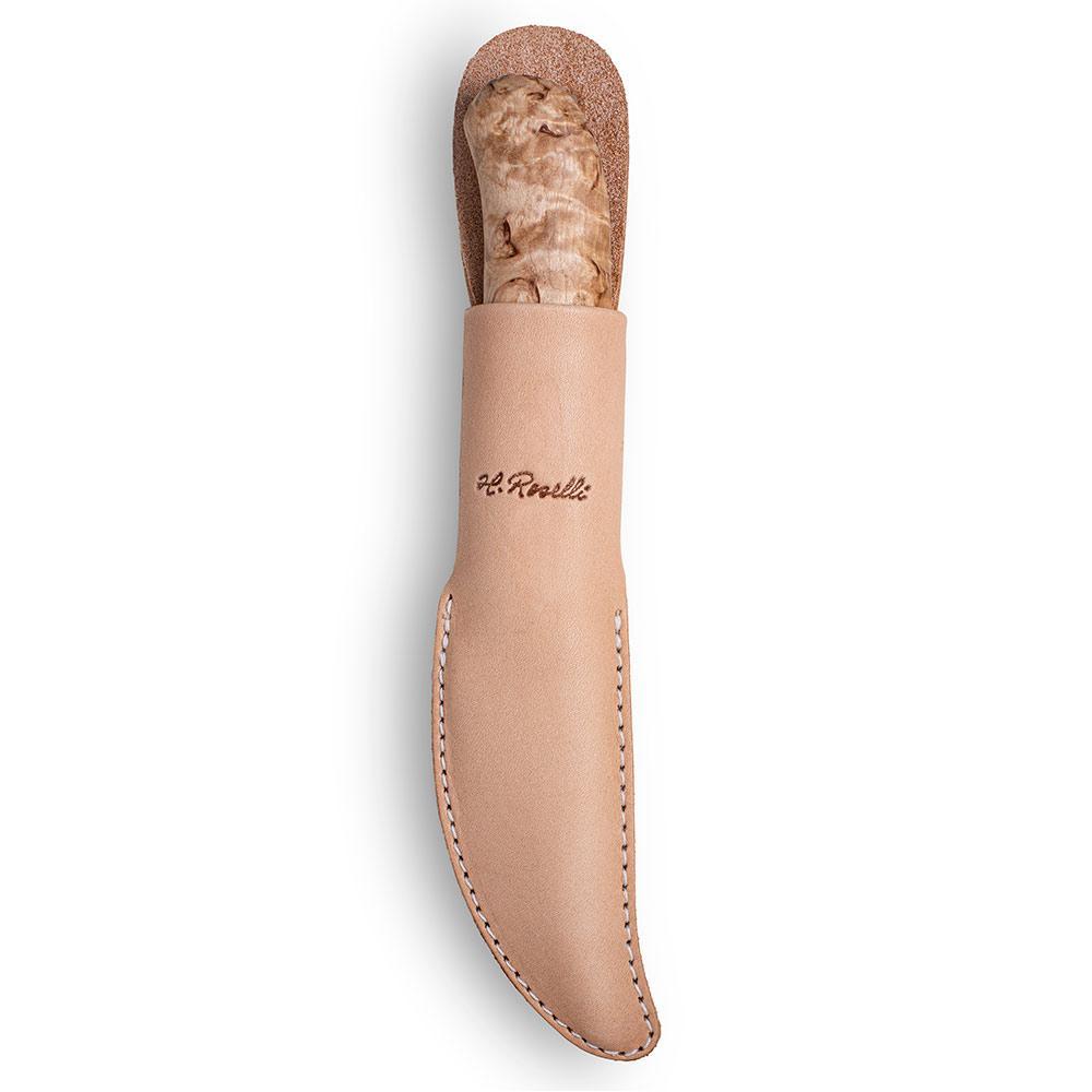 Finsk handgjord kniv "Carpenter knife" I kålstål av Roselli liggandes i ett ljust, finskt handgjort läderfodral 