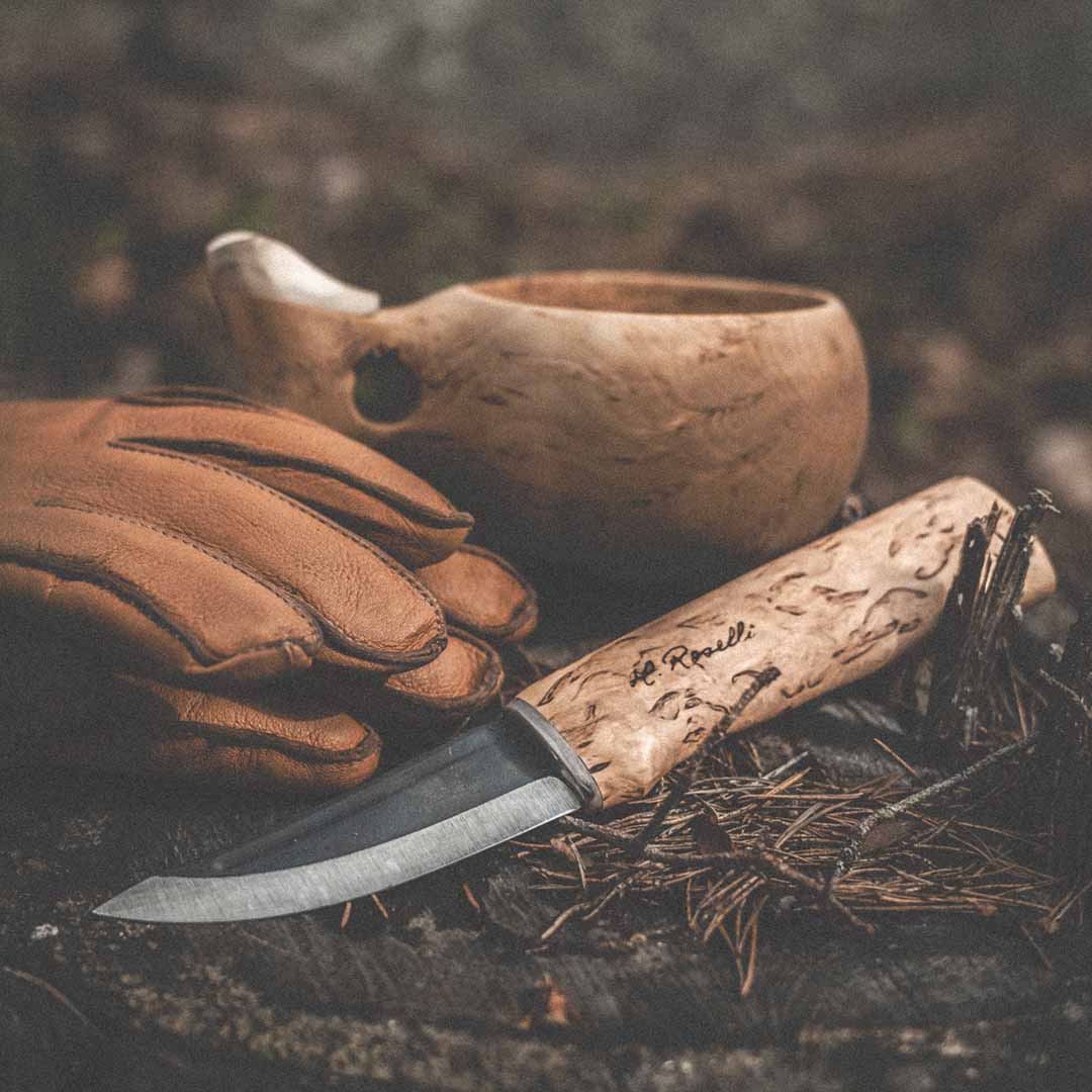 Utomhusbild av vår finska handgjorda jaktkniv i kolstål 