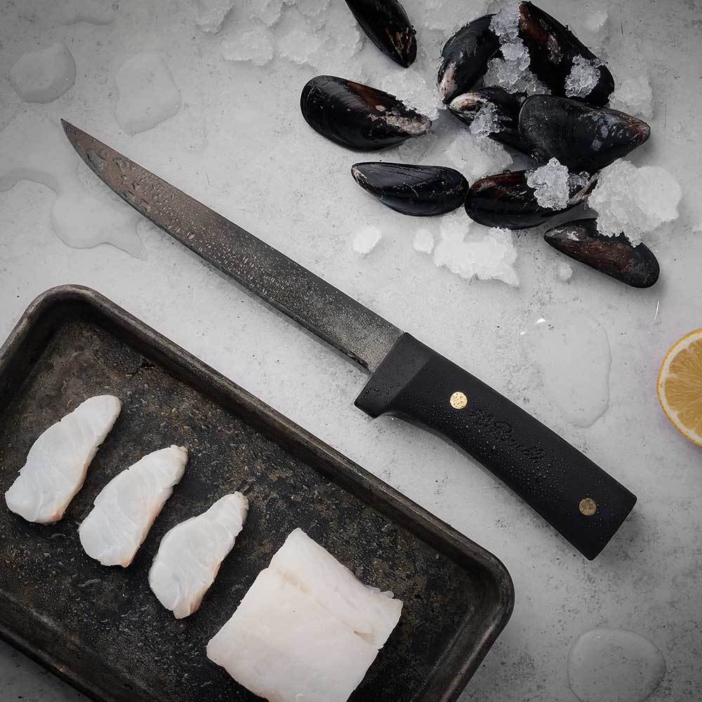 Finsk handgjord filékniv för fisk och kött av Roselli skapad i UHC stål och med ett svart silikon handtag 