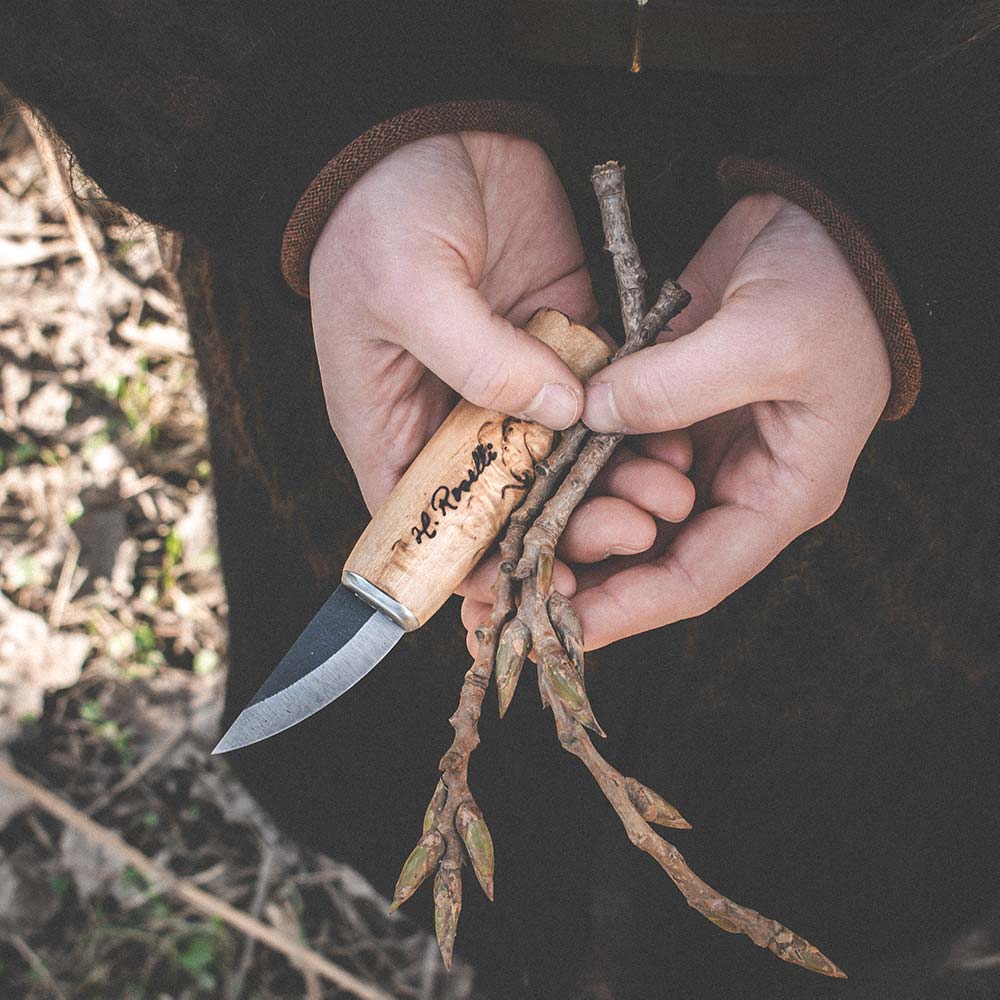 Finsk handgjord allround- och friluftskniv av Roselli i modellen "Mormorskniv" gjort av kolstål och kommer med ett ljust, finskt naturgarvat läderfodral