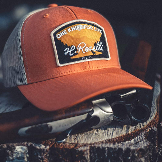 Roselli orange trucker keps med patch kepsen är gjord av bomull och ett ventilerande nät av polyester.