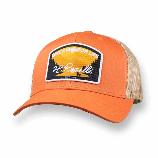 Roselli orange trucker keps med patch kepsen är gjord av bomull och ett ventilerande nät av polyester.