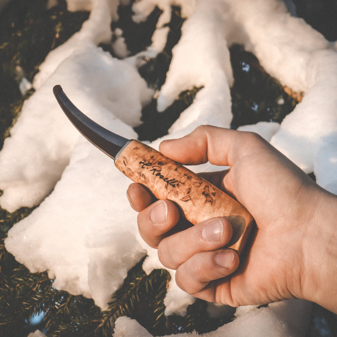Finsk handgjord jaktkniv från Roselli i modellen "Burköppnare" med rundad spets som kommer med ett handtag gjort på masurbjörk